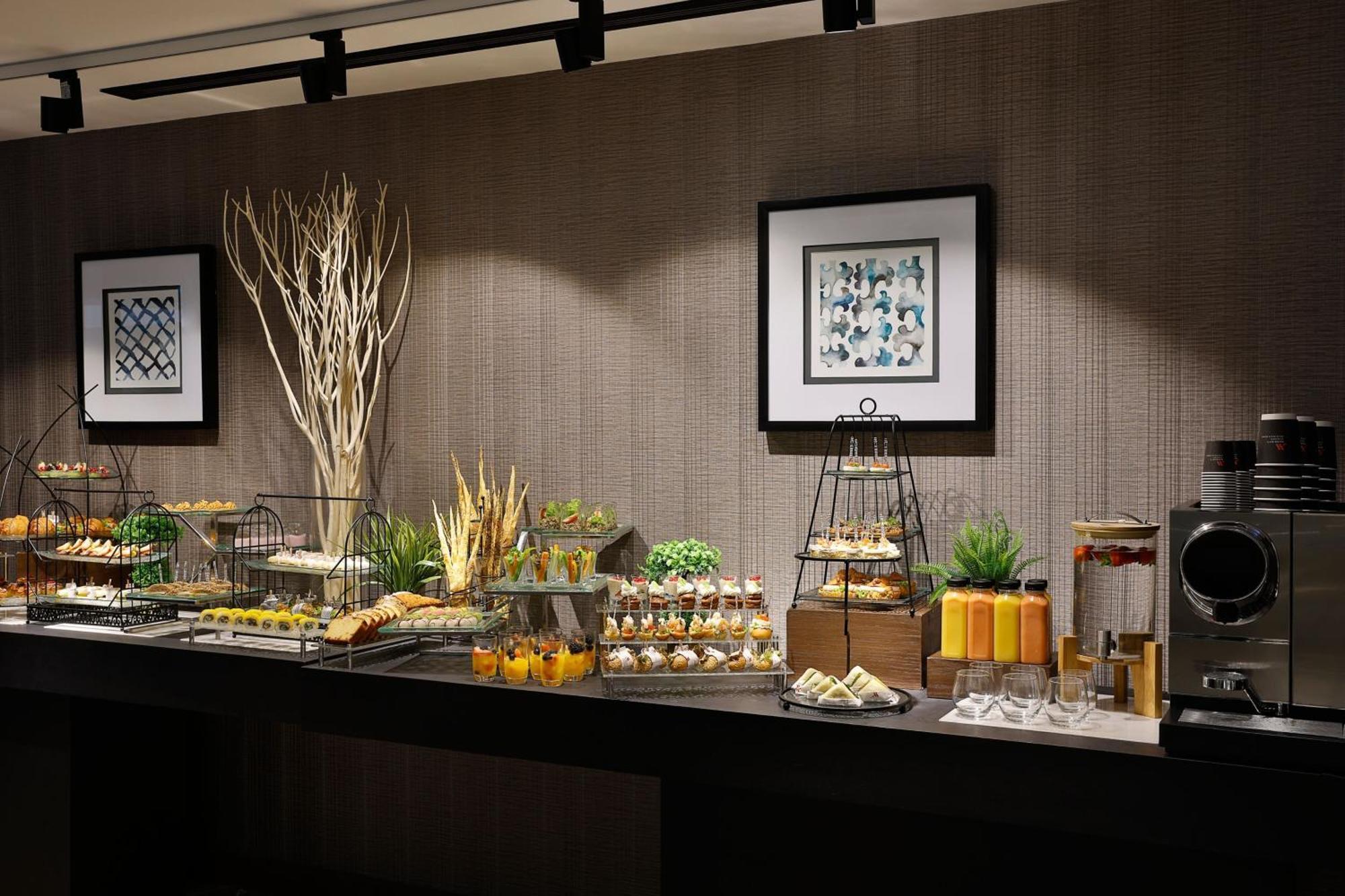 Jeddah Marriott Hotel Madinah Road Экстерьер фото A buffet at a hotel